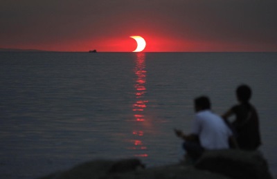 Partial lunar eclipse over Manila Bay, 2009 (credits: AFP/Getty Images)