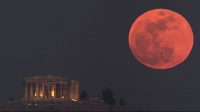 A super blue blood moon rises behind the 2500-year-old Parthenon temple on the Acropolis of Athens. (Picture: AP)