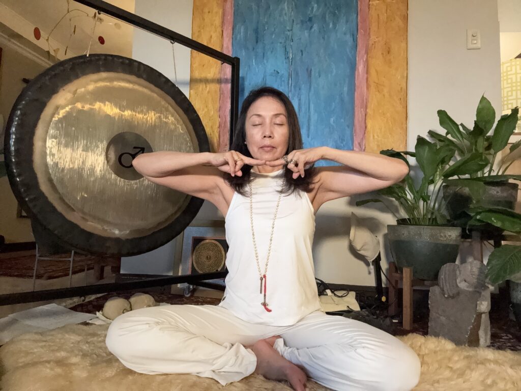 Rosan Cruz practising a Virgo New Moon meditation for clarity and prosperity